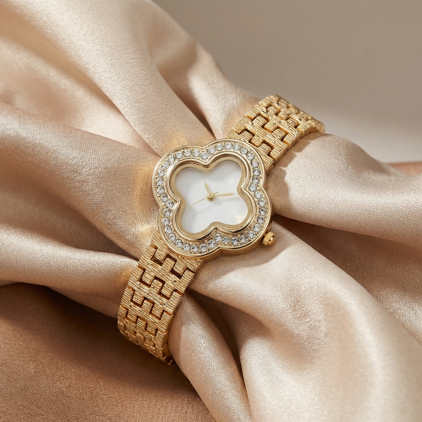 Luxury Crystal Clover Bracelet Watch in Gold | Elegant Stainless Steel Quartz Watch with Diamond-Style Bezel